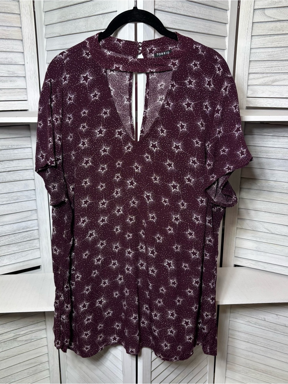 Torrid Burgundy Celestial Star Print Choker Neck Short Sleeve Blouse Size 1 XL